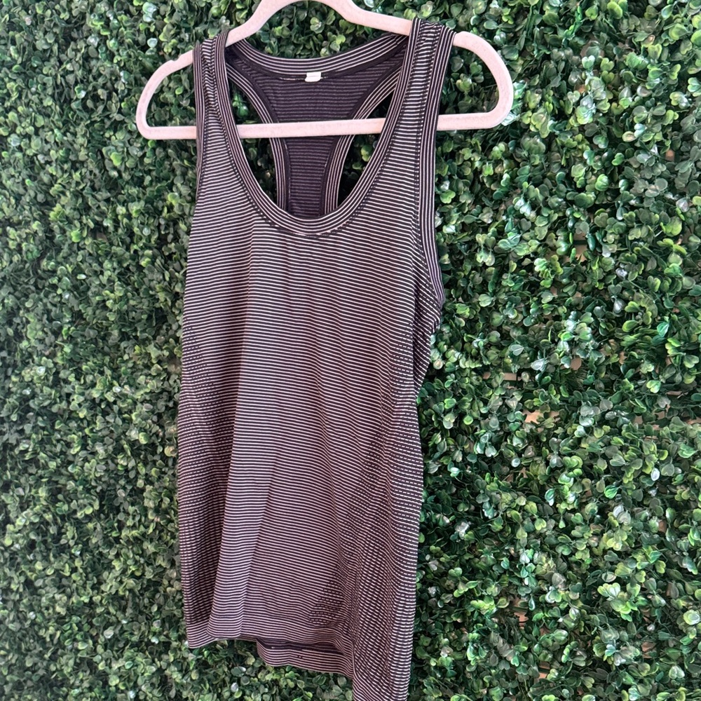 Striped Black and White Women's Tank Top LULULEMON LARGE 10/12 WORKOUT EUC YOGA